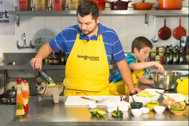 A família Wittmann preparou a receita de tacos de filé mignon com guacamole. Foto: Fred Kendi / Gazeta do Povo.