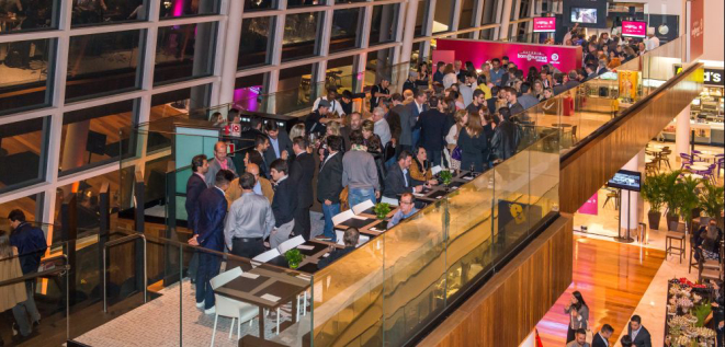O Estúdio Bom Gourmet Pátio Batel fica no mezanino da praça de gastronomia do shopping. Foto: Fred Kendi / Gazeta do Povo.