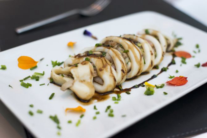 Lulas recheadas com cogumelos e camarões sete-barbas. O prato foi preparado por Luiz Augusto Xavier, do blog Panela do Anacreon. Foto: Fred Kendi/Gazeta do Povo