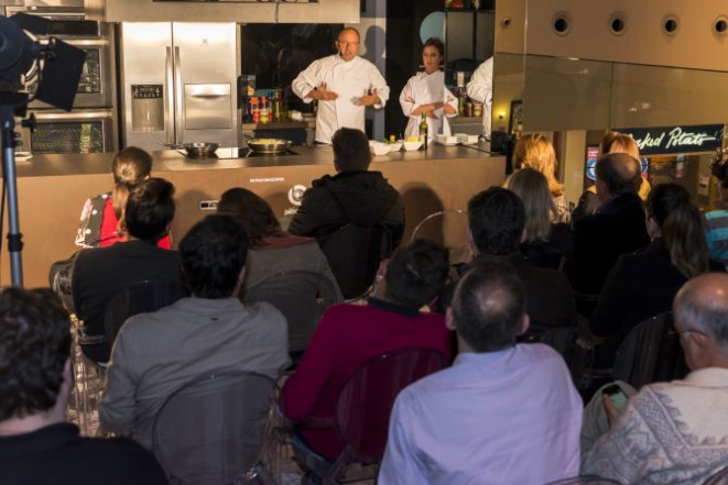 Público prestigiou a aula do chef e aprovou as coxas e sobrecoxas de rã. Foto: Fred Kendi/Gazeta do Povo