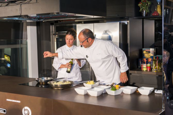 O chef Celso Freire cozinha com sua filha Gabriela no Estúdio Bom Gourmet. Foto: Fred Kendi/Gazeta do Povo