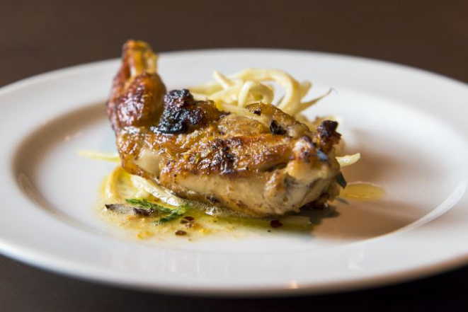 Rã na manteiga noisette com espaguete de pupunha. Foto: Fred Kendi/Gazeta do Povo