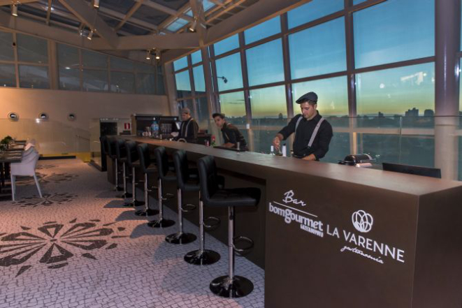 O local funciona diariamente das 17 às 22 horas. Foto: Fred Kendi / Gazeta do Povo.