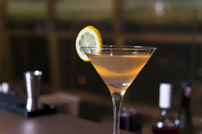 1808: cachaça em amburana, vinho branco com infusão de baunilha, plum dew (licor de ameixa japonesa), e angostura (R$ 13). Foto: Fred Kendi / Gazeta do Povo.