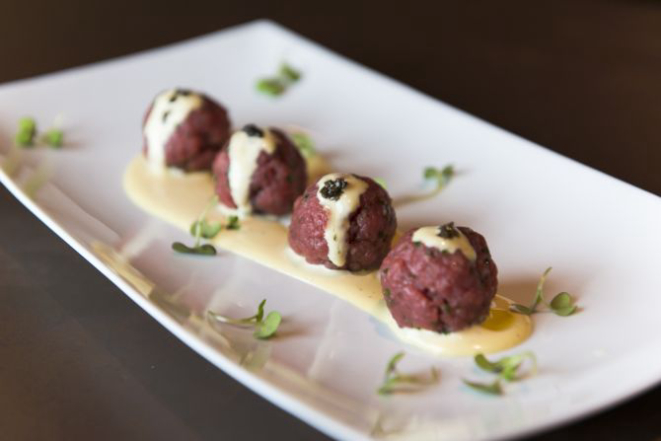 Finger food do Bar Bom Gourmet La Varenne: battuta de carne -- versão italiana do steak tartare, é temperada com molho trufado -- (R$ 32). Foto: Fred Kendi / Gazeta do Povo.