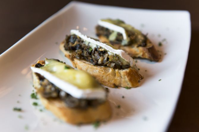 As clássicas bruschettas são servidas com cogumelos e queijo brie (R$ 24). Foto: Fred Kendi / Gazeta do Povo.