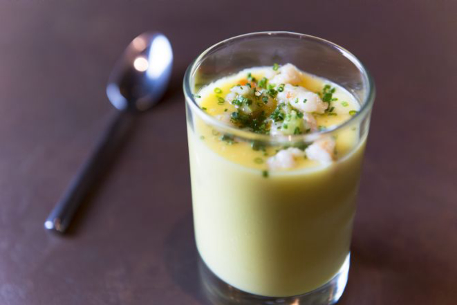 Creme de mandioquinha com camarão e chips de pancetta (R$ 29). Foto: Fred Kendi / Gazeta do Povo.