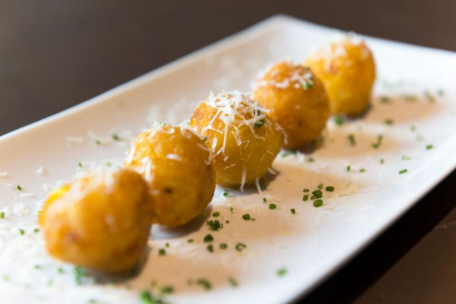 Arancini, um bolinho de risoto recheado com muçarela de búfala (R$ 26). Foto: Fred Kendi / Gazeta do Povo.