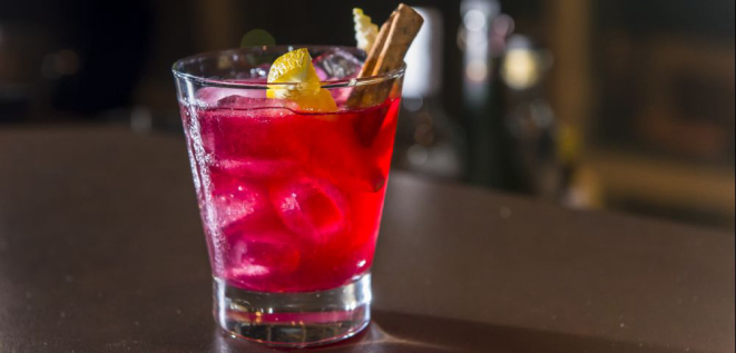 Le Rose Voile: rum envelhecido, vinho tinto, maple syrup, angostura e suco de limão taiti (R$ 20). Foto: Fred Kendi / Gazeta do Povo.