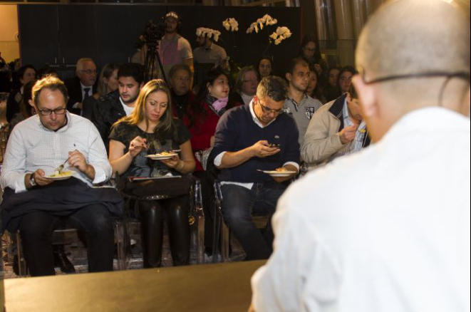 O público acompanhou de perto o preparo da receita e no final degustou o prato. Foto; fred Kendi/Gazeta do Povo.