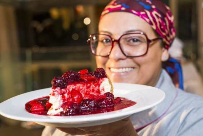 O cheesecake de frutas vermelha, da chef Eva dos Santos, é sucesso no Bistrô do Victor. Foto: Fred Kendi/Divulgação.