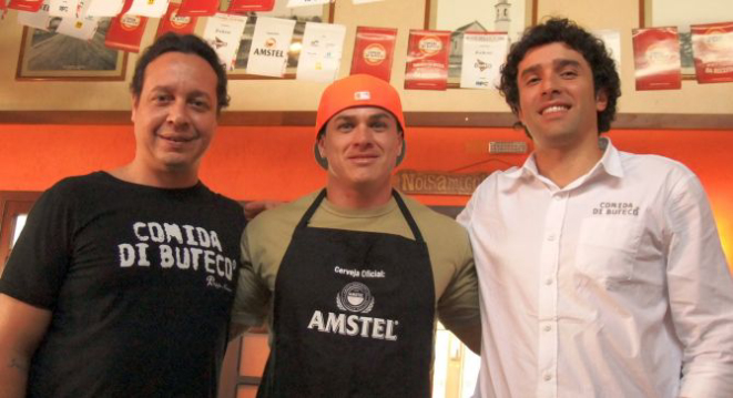 Os organizadores do concurso André Bezerra e Filipe Pereira com um dos proprietário do Zézito’s Bar, José Mauro Negrão (ao centro). Foto: Divulgação