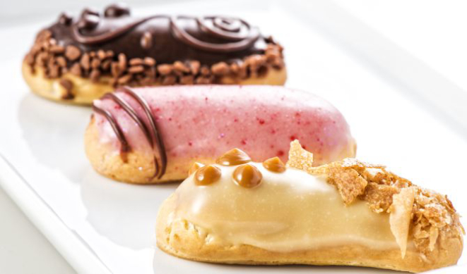 Clássicos da pâtisserie nunca saem de moda. Invista nessas delicadas joias, como as minieclairs de Rose Marie & Simone Nejm ou a minibanoffee de Veri Fragoso. Foto: Letícia Akemi/Gazeta do Povo