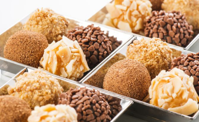 O brigadeiro continua sendo o queridinho. Nos casamentos ele surge mais requintado, com novos sabores, com granulado belga ou até recheados. Foto: Letícia Akemi/Gazeta do Povo