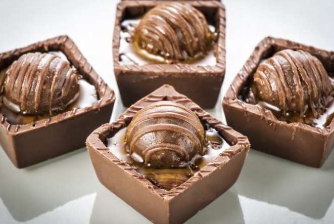 Brasileiríssimo, o doce de leite faz parte dos eleitos. Que tal brincar com texturas, como no caso do náufrago de doce de leite, composto por caixinha de chocolate belga, doce de leite e um minibrigadeiro espelhado – sugestão de Rose Marie e Simone Nejm?. Foto: Letícia Akemi/Gazeta do Povo