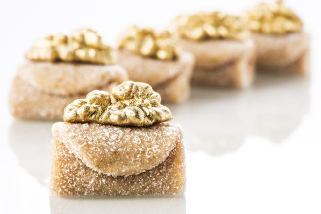 Camafeu, olho de sogra. Os doces que já ocuparam mesas antigas, surgem repaginados. O que dizer do envelope de nozes recheado com creme de ovos  de Veri Fragoso (foto) ou do olho de sogra gratinado no forno? Foto: Letícia Akemi/Gazeta do Povo