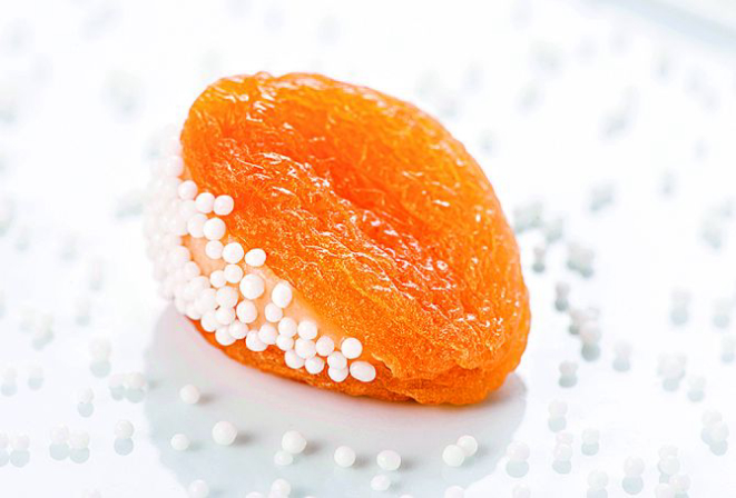 Elas são opções bem vindas e sempre lembradas. Uma sugestão pode ser o damasco recheado com creme trufado de chocolate branco de Rose Marie & Simone Nejm. Foto: Letícia Akemi/Gazeta do Povo