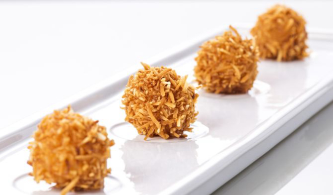 As texturas dão o ar da graça. Crocante de pistache, amêndoa e coco queimado (foto do doce de Rose Marie & Simone Nejm) são alguns exemplos. Foto: Letícia Akemi/Gazeta do Povo