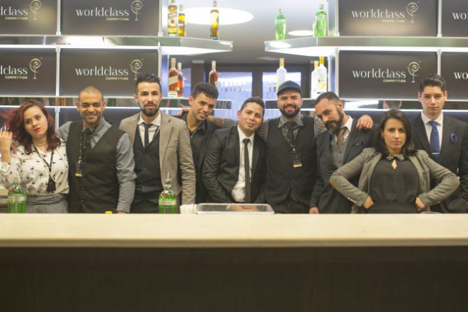 Diego Bastos (Officina Restô Bar), terceiro da esq., e Igor Bispo (Tiger Cocktails, terceiro da dir., estão entre os dez melhores bartenders do Brasil. Foto: Divulgação