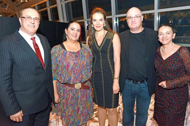 Joanir e Lindacir Zonta, do grupo Condor, Ana Amélia e Ricardo Filizola, e Maria Elsa de Almeida Passos, do GRPCom. Foto: Gerson Lima/Gazeta do Povo