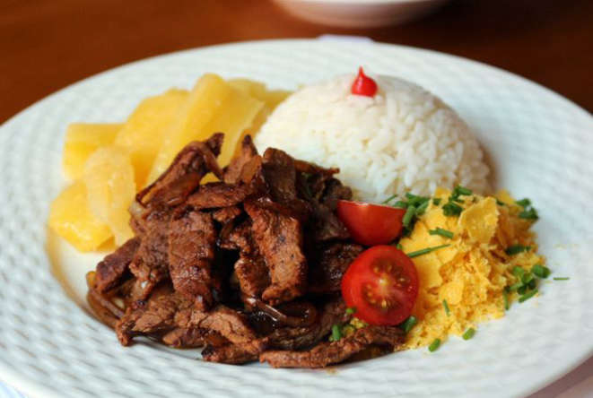 Isca de carne acebolada com arroz, feijão, farofa e aipim na manteiga é uma das opções das terças-feira. Foto: Divulgação.