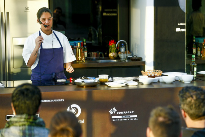 A chef Manu Buffara, dos restaurantes Manu e MB Mercearia Brasileira, ensinou as receitas de quatro pratos com ingredientes brasileiros de produtores locais.