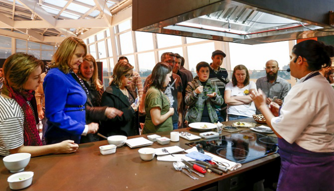 O público formado por leitores da Gazeta do Povo e apaixonados por gastronomia viu de perto o passo a passo da montagem dos pratos. Foto: Hugo Harada/Gazeta do Povo.