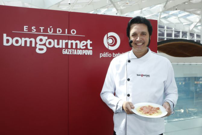 Rogério Cordoni, o Elvis Presley brasileiro, preparou um espaguete ao molho Cordoni. Foto: Pedro Serapio/Gazeta do Povo