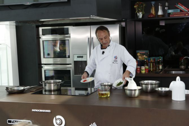 O humorista Miau Carraro fez bolinho de camarão com farinha de mandioca de Morretes. Foto: Pedro Serapio/Gazeta do Povo