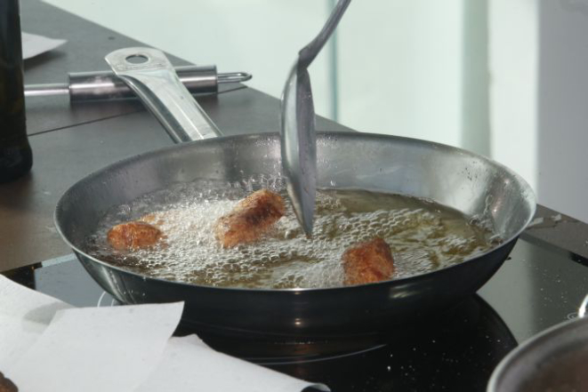 Miau Carraro preparou bolinhos de camarão. Foto: Pedro Serapio/Gazeta do Povo