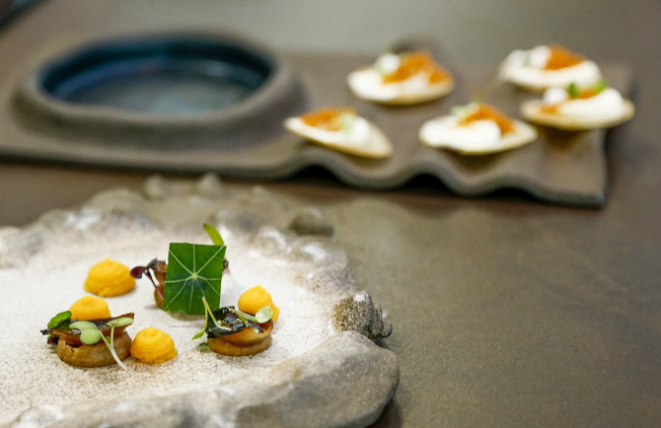 Manu Buffara apresentou receitas feitas com ingredientes brasileiros de produtores locais. Foto: Hugo Harada/Gazeta do Povo.