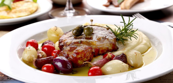 Lomo de cerdo com mousseline de batata do restaurante Ibérico. Foto: Guilherme Alves / Divulgação.