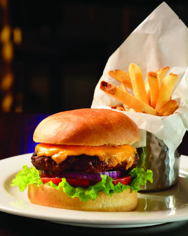 Classic Burguer, 170 g de carne sobre alface americana, tomate e cebola roxa, tudo em um pão tostado. Foto: Divulgação.