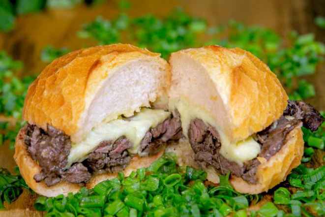 No Bar do Pachá, o sanduíche ambulante de mignon vem com tiras de mignon, queijo derretido e cheiro verde. Custa R$ 15,90. Foto: Divulgação