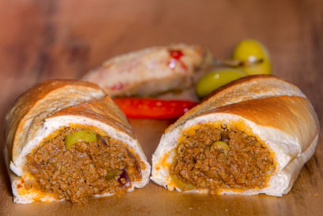 A Cervejaria da Vila participa com o buraco quente, que vem com carne moída temperada e apimentada e queijo derretido. Custa R$ 13,90. Foto: Divulgação