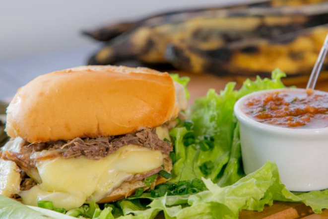 O morretiano, do Dalí da Esquina, vem com barreado cozido, queijo derretido e banana da terra na chapa. Custa R$ 10,90. Foto: Divulgação
