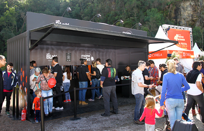 Quem quiser provar uma nova bebida tem que passar pelo estande da Blak/Matte Leão (marca Coca-Cola), que está pré-lançando sua carteira de bebidas quentes. São cafés e chás. O café que está na Parada é feito com grãos 100% arábica. Estão disponíveis no espaço café suave, forte, chocoolate quente, cappuccino, mocaccino e chá Matte Leão pelo preço de R$ 5. Quem gastar R$ 50 no evento tem direito a dois cafés. Foto: Paulo Lisboa/Gazeta do Povo