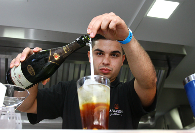 No Truck Bom Gourmet, os bartenders do Bom Gourmet Bar by La Varenne demonstraram o preparo de três drinks a base de vinho. Santé! Foto: Paulo Lisboa/Gazeta do Povo