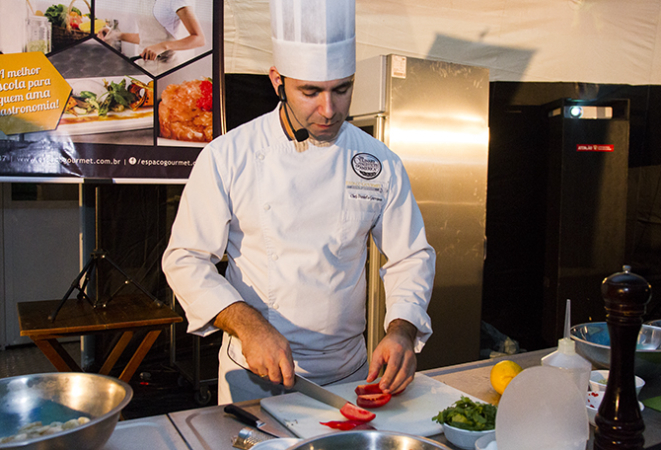 Na aula-show na Tenda Pixel Dome, o chef Danielo Garramone preparou um ceviche de camarão com purê de batata doce. <p></p><p>Garramone escolheu o camarão para fazer uma releitura do prato tradicional, que é feito com peixe. "É um prato colorido, </p><p>rápido, fácil de fazer e que tem um sabor marcante", disse. Foto: Paulo Lisboa/Gazeta do Povo</p>