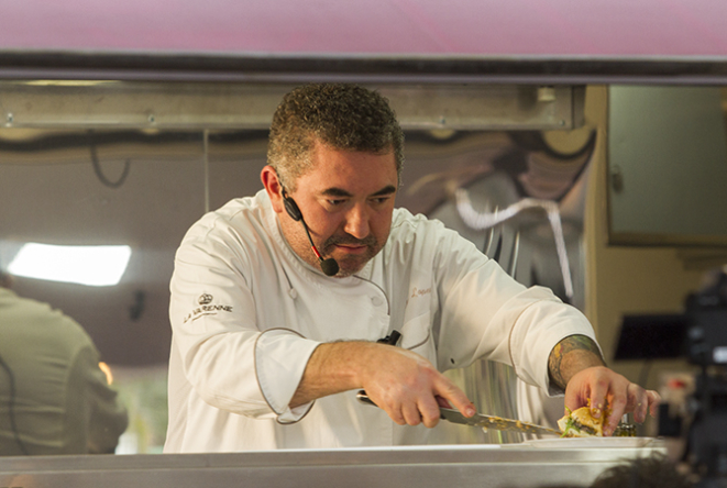 Chef Ivo cortando os hambúrgueres de carne de javali. Foto: Paulo Lisboa/Gazeta do Povo