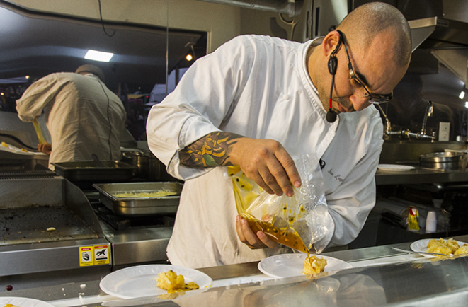 Na última aula-show do Parada Truck, no Food Truck Bom Gourmet, o chef Ivan Lopes, do restaurante Mukeka e Chef 5 Estrelas do Bom Gourmet, preparou cocada de forno com geleia de maracujá. "É uma cocada extremamente cremosa porque leva ovo em sua composição", explica Lopes. Foto: Paulo Lisboa/Gazeta do Povo