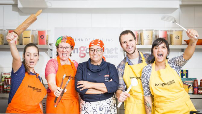 Famílias Bonet e Vilagra com a chef Eva dos Santos no sexto episódio do Batalha de Famílias. Foto: Letícia Akemi/Gazeta do Povo