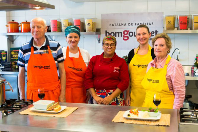 Chef Eva dos Santos com os representantes da família Lanzuolo (à direita) e com parte da família Covacci. Foto: Fred Kendi/Gazeta do Povo