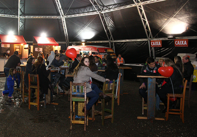 Apesar da chuva e do frio, a Pedreira Paulo Leminski está bem preparada: são 2 mil metros quadrados de área coberta e dezenas de opções de pratos quentinhos. Foto: Paulo Lisboa/Gazeta do Povo