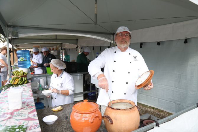 Armazém Romanu's, restaurante aberto originalmente em Morretes e há um ano funcionando na capital, participou pela primeira vez da feira. Foto: Ivonaldo Alexandre/Gazeta do Povo