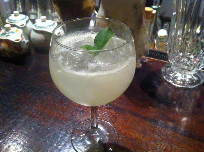 Basil Tonic, feito com gim, tônica, cupuaçu e manjericão japonês. Foto: Andrea Torrente/Gazeta do Povo.