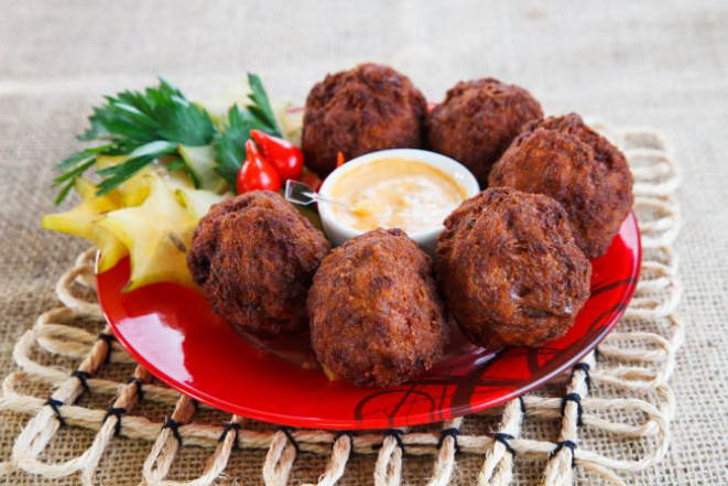Bola Cheia, bolinho de carne recheado com provolone e acompanhado de carambola, foi o petisco criado pelo Casa Velha, vencedor do concurso em 2015. Foto: Divulgação.