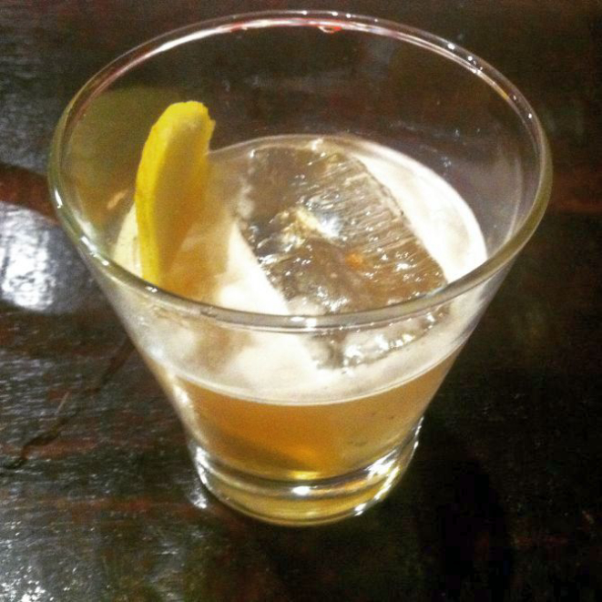 O Bronze Tiger é o carro-chefe do cardápio: uísque Glenfiddich 18 anos infusionado com especiarias e servido no copo defumado com lascas de tabaco. Foto: Andrea Torrente/gazeta do Povo.