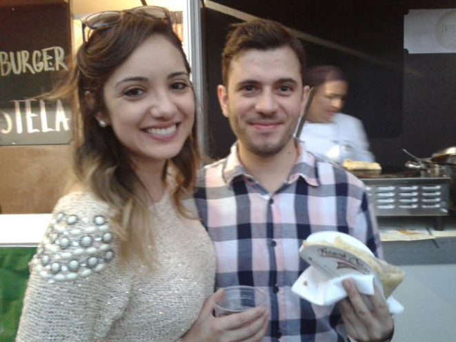 "Pra mim tinha que ter um evento desse todo final de semana. Amamos!", disse Aline Antoniacomi Turra. O marido Cassiano Turra, acrescentou: "Já comemos de tudo e o ponto forte foi o hot dog de carne de onça. Recomendo!". Agora eles encerram com um crepe de morango com Nutella. Foto: Raphaella Requião/Gazeta do Povo