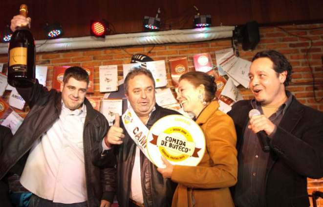 Os donos do Casa Velha Aluizio Fernando Mickosz (ao centro), Rosane Bazanella e o filho João Augusto, com o organizador do evento em Curitiba André Bezerra. Foto: Divulgação